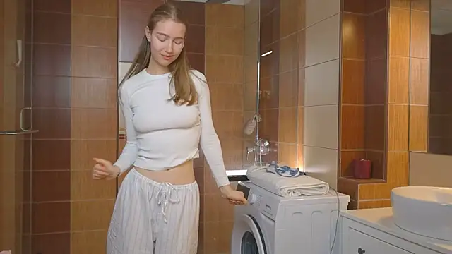 Snapshot of solar_bella chatting on January 3, 3:55 pm solar bella online show from January 3, 3:55 pm