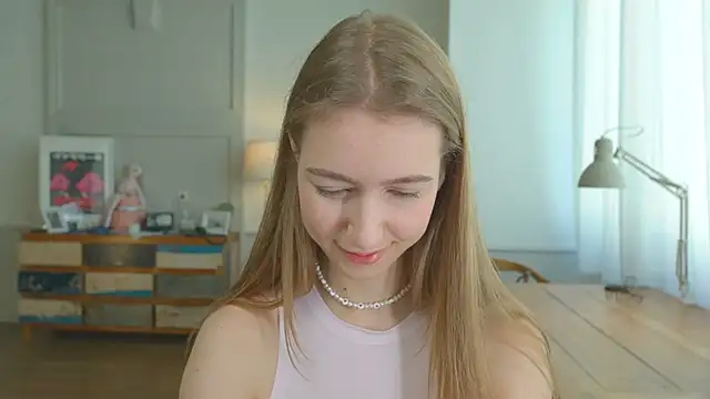 Snapshot of solar_bella chatting on February 8, 11:01 am solar bella online show from February 8, 11:01 am