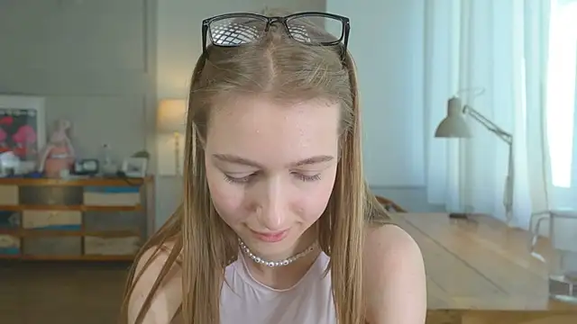 Snapshot of solar_bella chatting on February 8, 2:05 pm solar bella online show from February 8, 2:05 pm