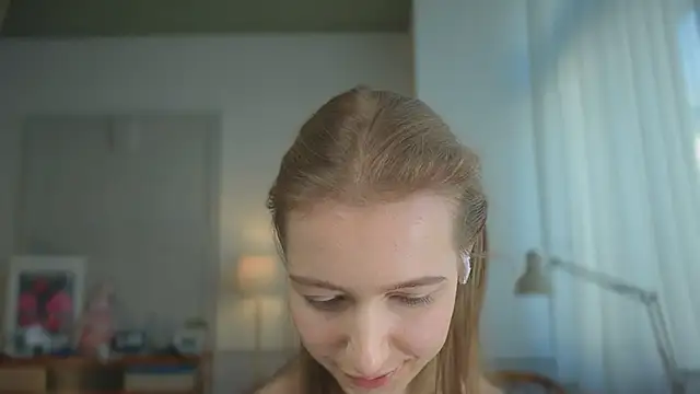 Snapshot of solar_bella chatting on February 19, 2:12 pm solar bella online show from February 19, 2:12 pm