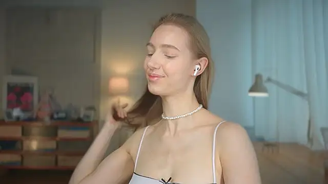 Snapshot of solar_bella chatting on March 17, 9:01 am solar bella online show from March 17, 9:01 am