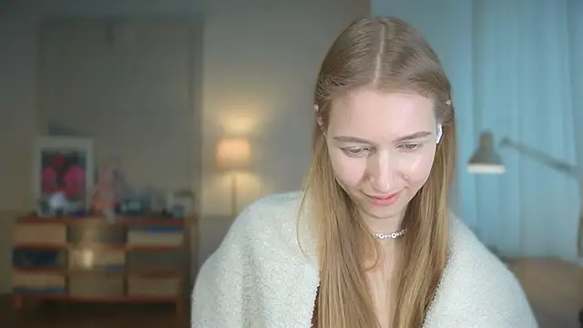 Snapshot of solar_bella chatting on March 17, 12:04 pm solar bella online show from March 17, 12:04 pm