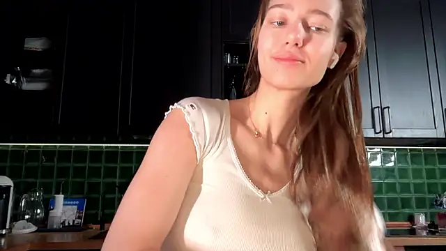 Snapshot of solar_bella chatting on February 1, 4:00 am solar bella online show from February 1, 4:00 am