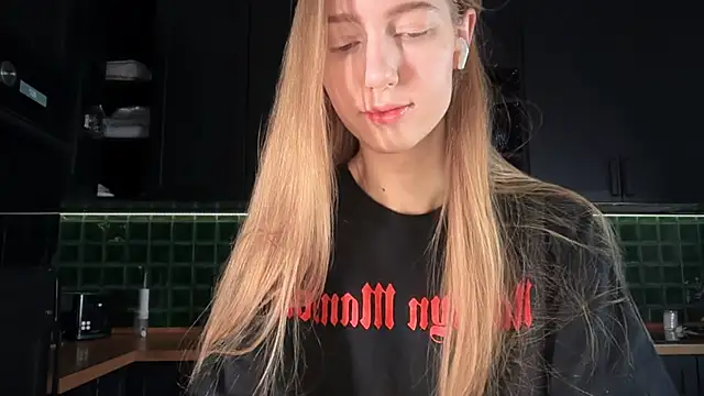 Snapshot of solar_bella chatting on February 5, 5:01 am solar bella online show from February 5, 5:01 am