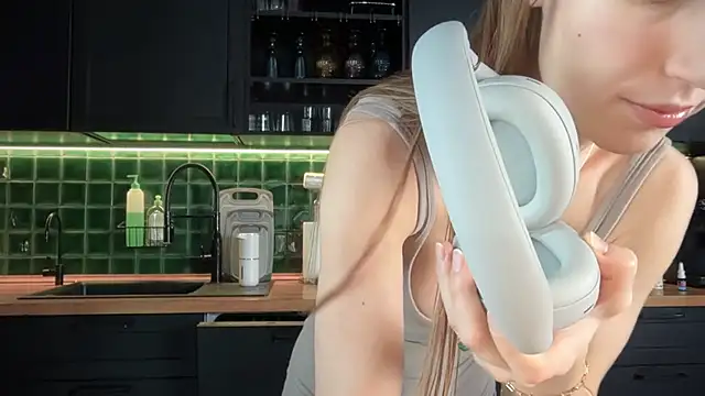 Snapshot of solar_bella chatting on February 20, 6:37 am solar bella online show from February 20, 6:37 am