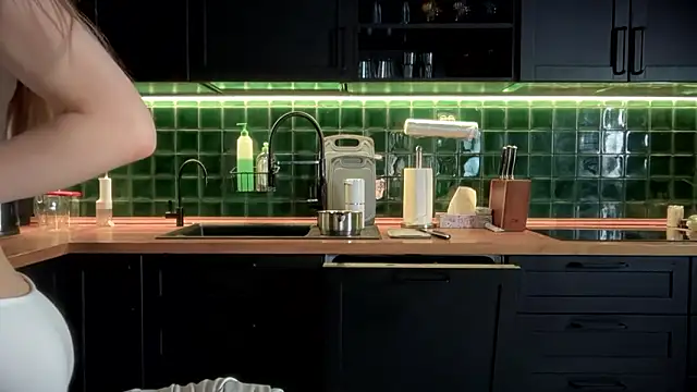 Snapshot of solar_bella chatting on February 21, 4:35 am solar bella online show from February 21, 4:35 am