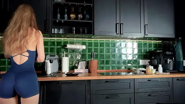 Snapshot of solar_bella chatting on February 27, 3:06 am solar bella online show from February 27, 3:06 am