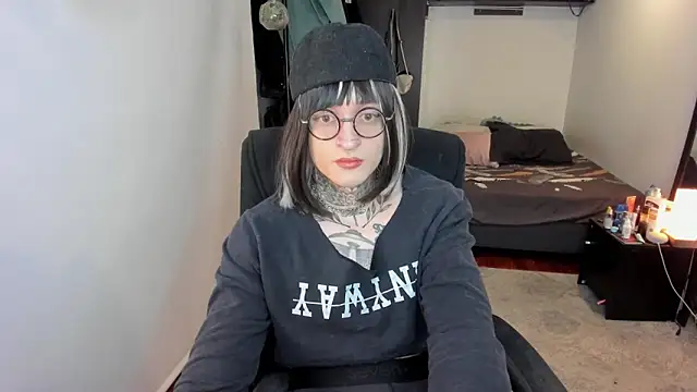 ShiiraVelkor online show from December 23, 9:40 am