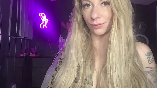 Snapshot of nextdoor_barbie chatting on December 18, 5:48 am nextdoor barbie online show from December 18, 5:48 am