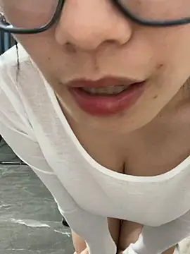 Snapshot of Bella0815 chatting on December 12, 6:47 am Bella0815 online show from December 12, 6:47 am