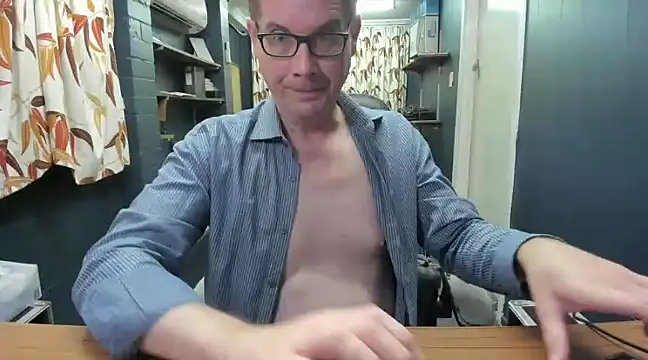 Snapshot of tilobinder chatting on December 28, 3:26 pm tilobinder online show from December 28, 3:26 pm