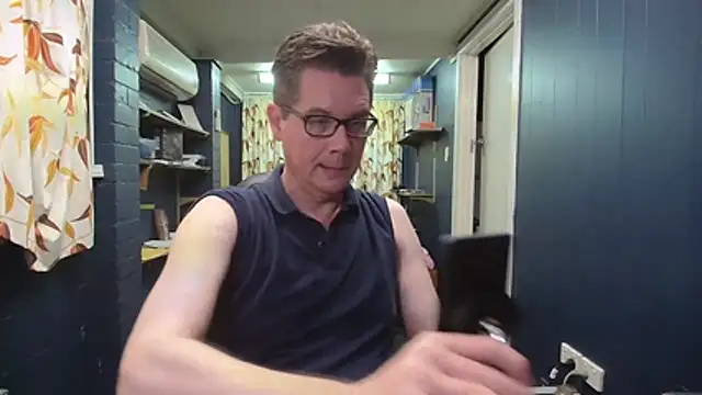 Snapshot of tilobinder chatting on October 25, 1:40 pm tilobinder online show from October 25, 1:40 pm