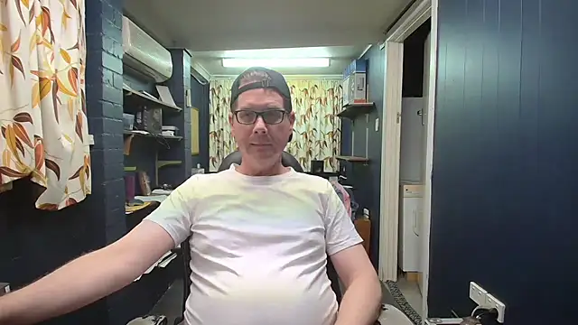 Snapshot of tilobinder chatting on December 19, 10:11 am tilobinder online show from December 19, 10:11 am