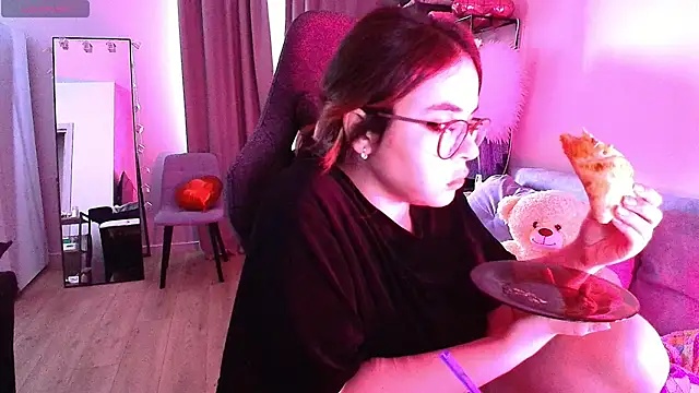 Snapshot of CutiePie3 chatting on March 6, 4:08 am CutiePie3 online show from March 6, 4:08 am