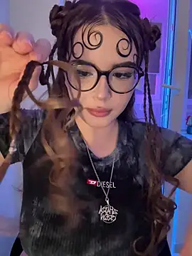 Snapshot of CutiePie3 chatting on February 6, 9:29 pm CutiePie3 online show from February 6, 9:29 pm