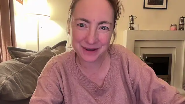 Snapshot of LouiseTswing chatting on December 3, 11:35 pm LouiseTswing online show from December 3, 11:35 pm