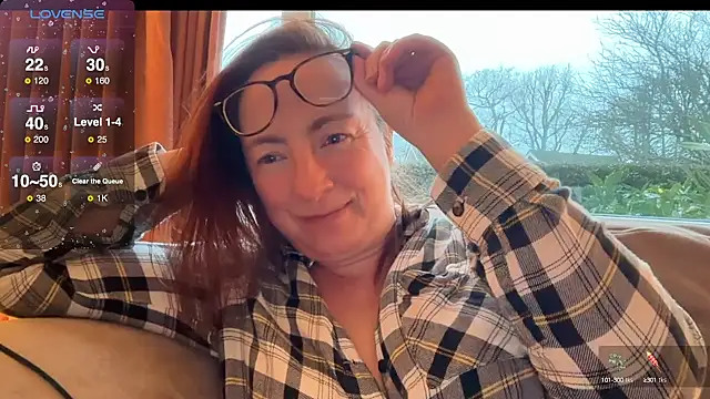 Snapshot of LouiseTswing chatting on December 4, 3:43 pm LouiseTswing online show from December 4, 3:43 pm