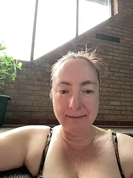 Snapshot of LouiseTswing chatting on December 9, 1:55 pm LouiseTswing online show from December 9, 1:55 pm