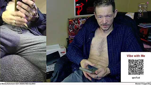 Snapshot of MasterForgedRayy chatting on December 9, 3:18 am MasterForgedRayy online show from December 9, 3:18 am