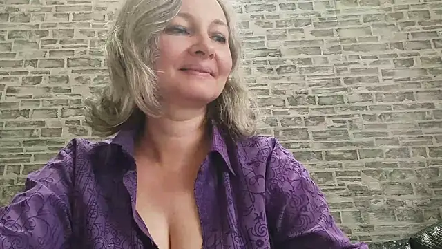 Snapshot of EdithManning chatting on October 9, 5:27 am EdithManning online show from October 9, 5:27 am