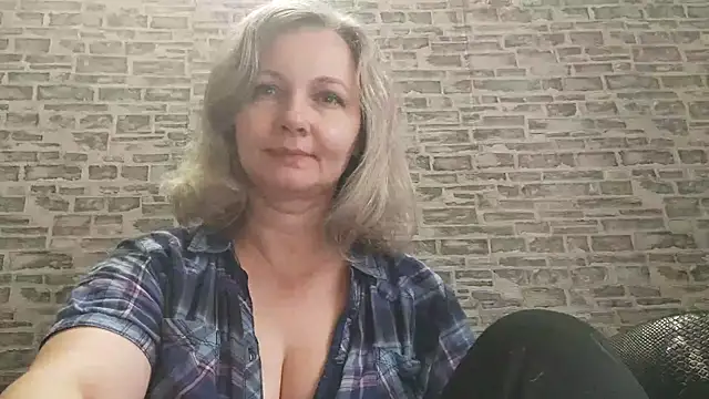 Snapshot of EdithManning chatting on October 20, 5:30 am EdithManning online show from October 20, 5:30 am