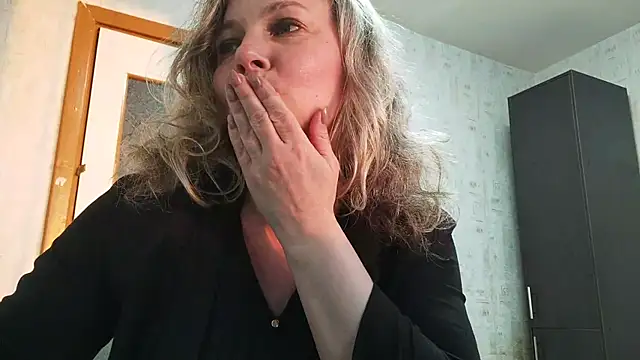 Snapshot of EdithManning chatting on May 11, 5:32 pm EdithManning online show from May 11, 5:32 pm