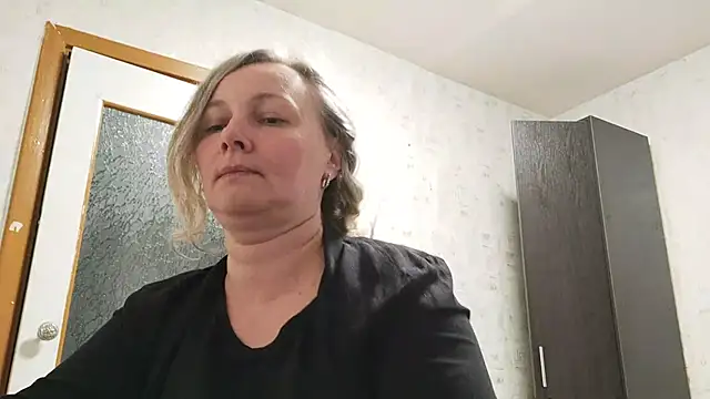 Snapshot of EdithManning chatting on May 13, 6:05 pm EdithManning online show from May 13, 6:05 pm