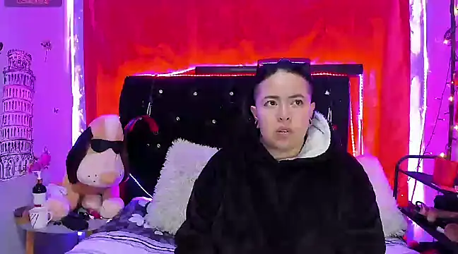 Snapshot of katieeandsharonn chatting on January 25, 12:17 am katieeandsharonn online show from January 25, 12:17 am