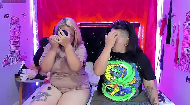 Snapshot of katieeandsharonn chatting on January 27, 12:22 am katieeandsharonn online show from January 27, 12:22 am