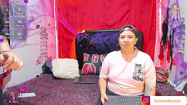 Snapshot of katieeandsharonn chatting on October 20, 1:11 pm katieeandsharonn online show from October 20, 1:11 pm