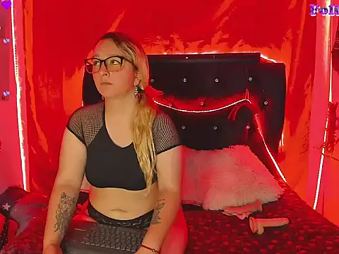 Snapshot of katieeandsharonn chatting on November 13, 3:00 pm katieeandsharonn online show from November 13, 3:00 pm