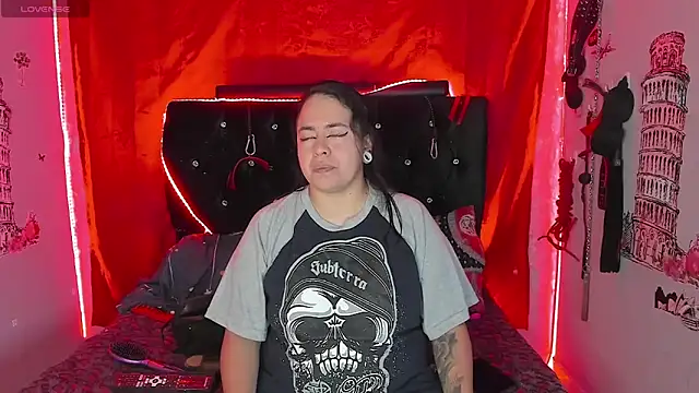 Snapshot of katieeandsharonn chatting on December 2, 2:23 pm katieeandsharonn online show from December 2, 2:23 pm