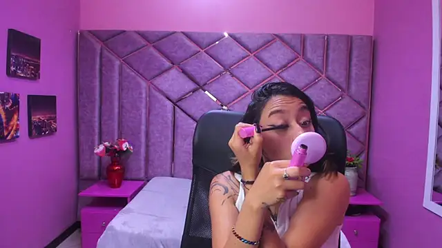 Miaa Thopmson online show from December 1, 3:06 pm