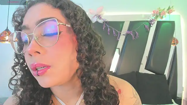 Snapshot of antonelllepiercee chatting on July 17, 1:51 pm antonelllepiercee online show from July 17, 1:51 pm