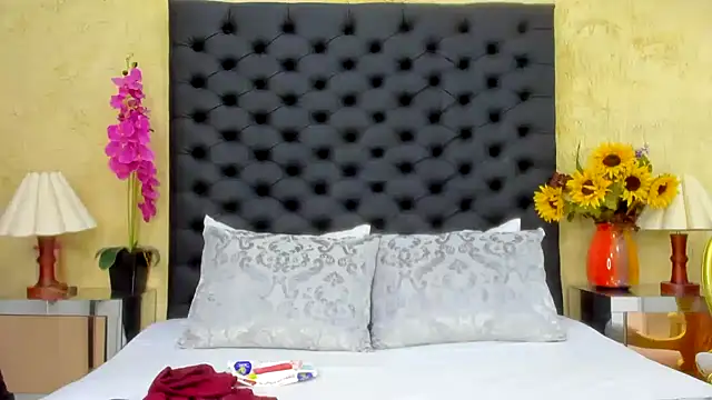 NahomiWhitel online show from October 22, 2:50 pm