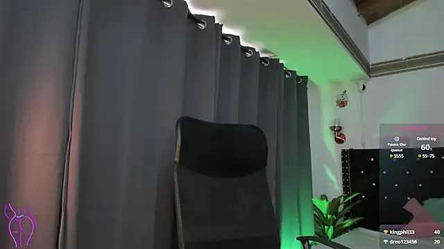 Snapshot of emilyrouxe chatting on December 20, 4:57 pm emilyrouxe online show from December 20, 4:57 pm