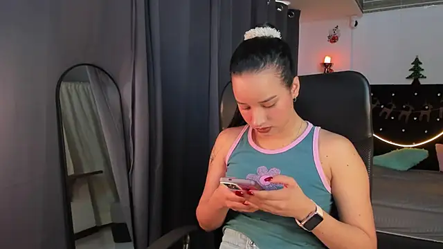 Snapshot of emilyrouxe chatting on December 28, 2:53 pm emilyrouxe online show from December 28, 2:53 pm
