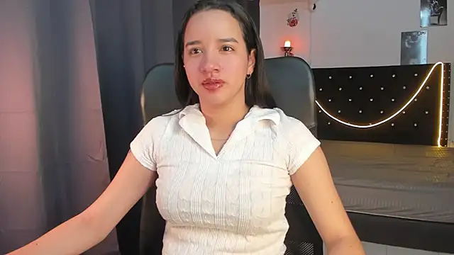Snapshot of emilyrouxe chatting on January 8, 3:28 pm emilyrouxe online show from January 8, 3:28 pm