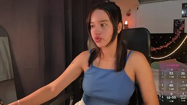Snapshot of emilyrouxe chatting on February 9, 4:07 pm emilyrouxe online show from February 9, 4:07 pm