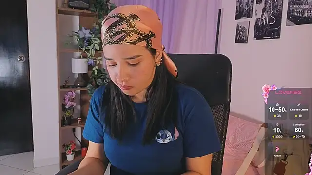 Snapshot of emilyrouxe chatting on September 29, 3:39 pm emilyrouxe online show from September 29, 3:39 pm