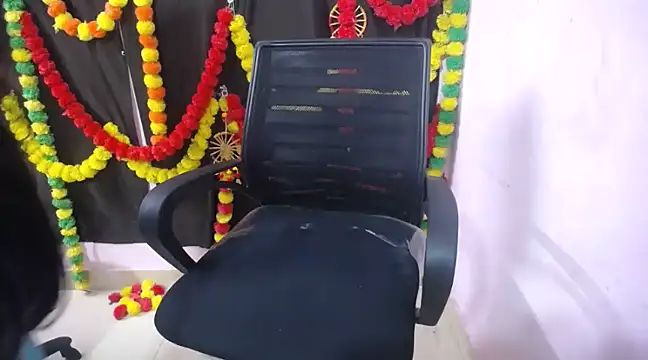 gulabo-Queen online show from December 9, 3:54 pm