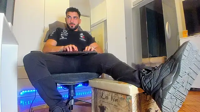 Snapshot of welcometo_hell chatting on October 6, 8:17 pm welcometo hell online show from October 6, 8:17 pm