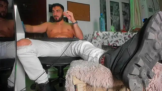 Snapshot of welcometo_hell chatting on December 17, 11:33 pm welcometo hell online show from December 17, 11:33 pm