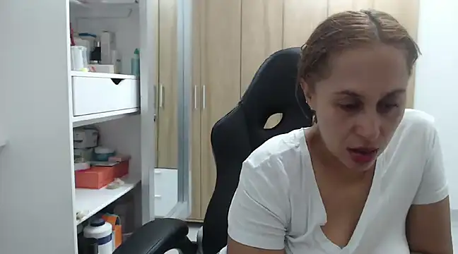 Snapshot of RoxanaLove9 chatting on December 27, 4:04 am RoxanaLove9 online show from December 27, 4:04 am