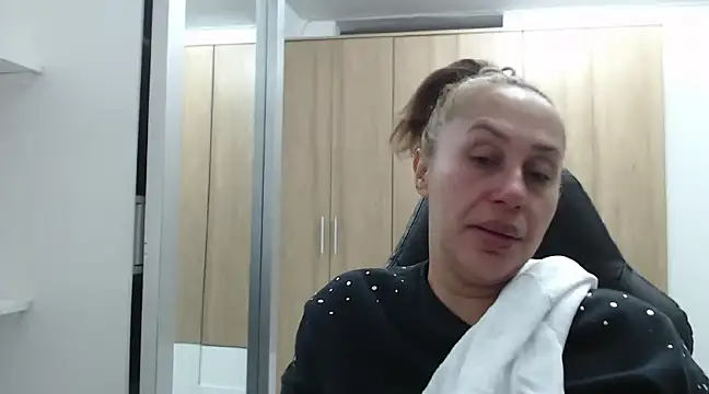 Snapshot of RoxanaLove9 chatting on January 4, 12:16 am RoxanaLove9 online show from January 4, 12:16 am