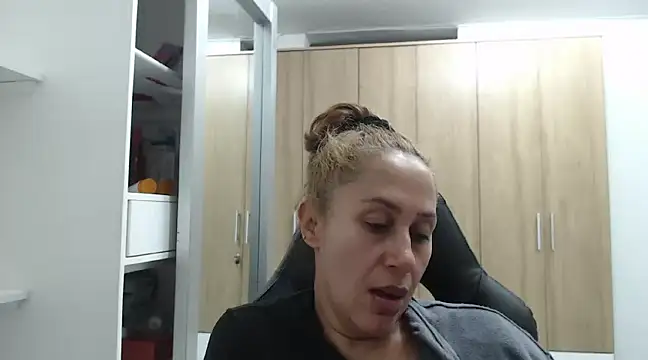 Snapshot of RoxanaLove9 chatting on January 5, 3:00 am RoxanaLove9 online show from January 5, 3:00 am