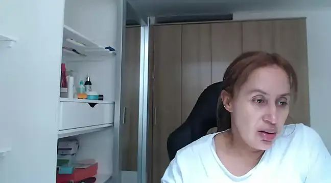 Snapshot of RoxanaLove9 chatting on January 10, 6:28 pm RoxanaLove9 online show from January 10, 6:28 pm