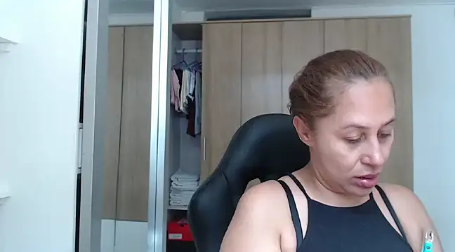 Snapshot of RoxanaLove9 chatting on January 21, 6:34 pm RoxanaLove9 online show from January 21, 6:34 pm