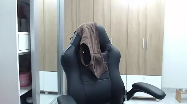 Snapshot of RoxanaLove9 chatting on February 5, 1:15 am RoxanaLove9 online show from February 5, 1:15 am