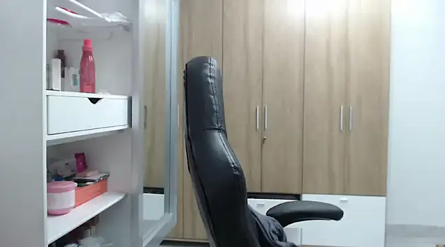 Snapshot of RoxanaLove9 chatting on February 10, 1:46 am RoxanaLove9 online show from February 10, 1:46 am